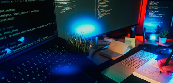 Pantallas de código con iluminación neon - agentes de programación IA
